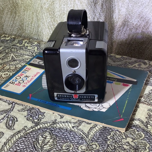 Vintage 1949 - 1961 Kodak Brownie Hawkeye Camera with book Photographer display - Picture 1 of 7